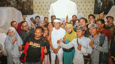 Gubernur Jawa Barat, Dedi Mulyadi, menerima audiensi dari perwakilan warga Bekasi yang terdampak proyek pelebaran sungai pada Sabtu (26/4/2025) malam di Lembur Pakuan, Kabupaten Subang.