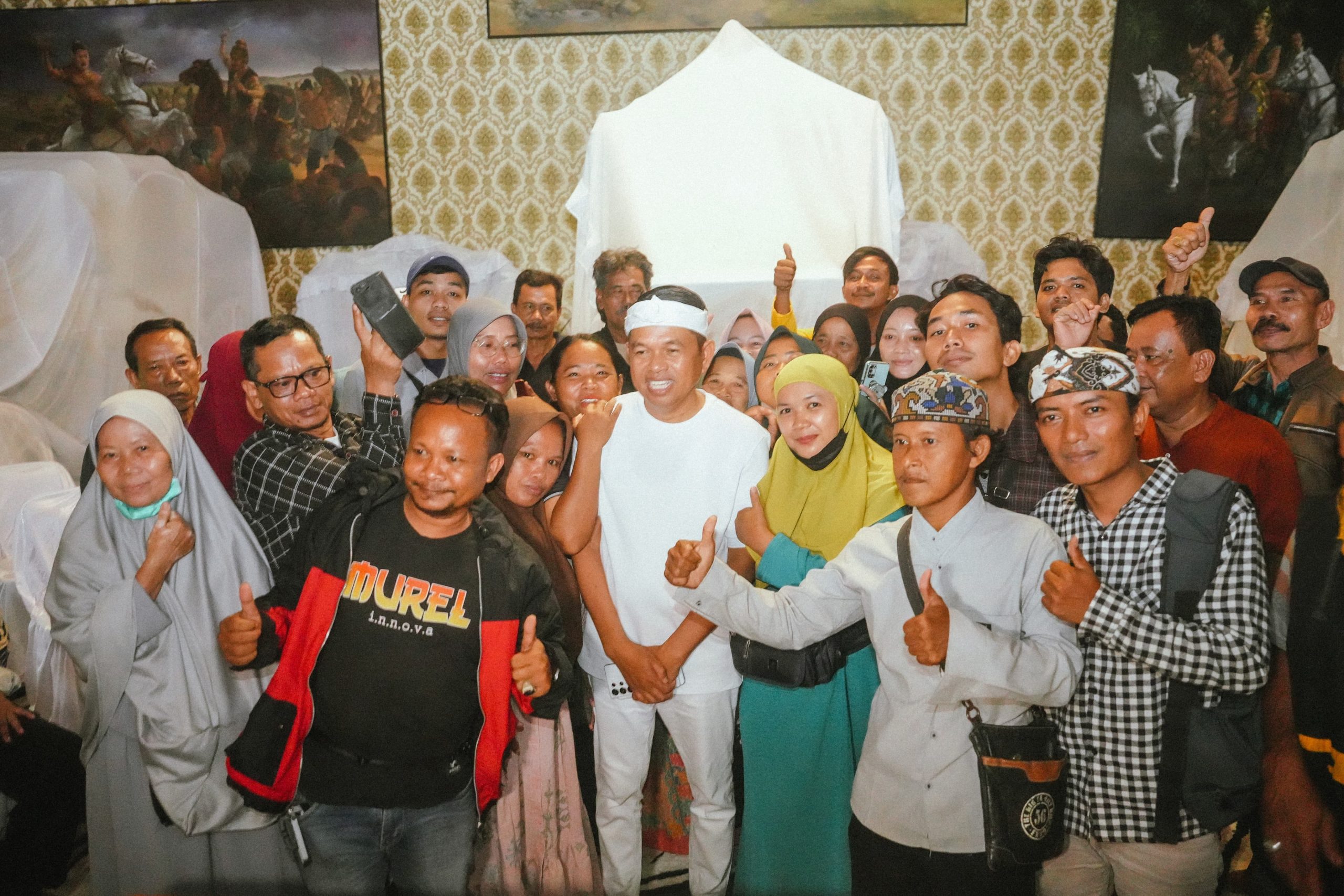 Gubernur Jawa Barat, Dedi Mulyadi, menerima audiensi dari perwakilan warga Bekasi yang terdampak proyek pelebaran sungai pada Sabtu (26/4/2025) malam di Lembur Pakuan, Kabupaten Subang.