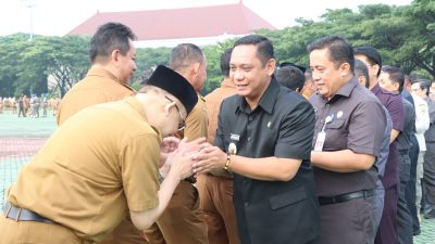 Wakil Bupati Bekasi Asep Surya Atmaja didampingi Sekda Dedy Supriyadi menghadiri apel pagi perdana sekaligus silaturahmi Idul Fitri 1446 Hijriah bersama para pejabat dan pegawai di lingkungan Pemkab Bekasi di Plaza Pemda Cikarang Pusat, Selasa (8/4/2025).