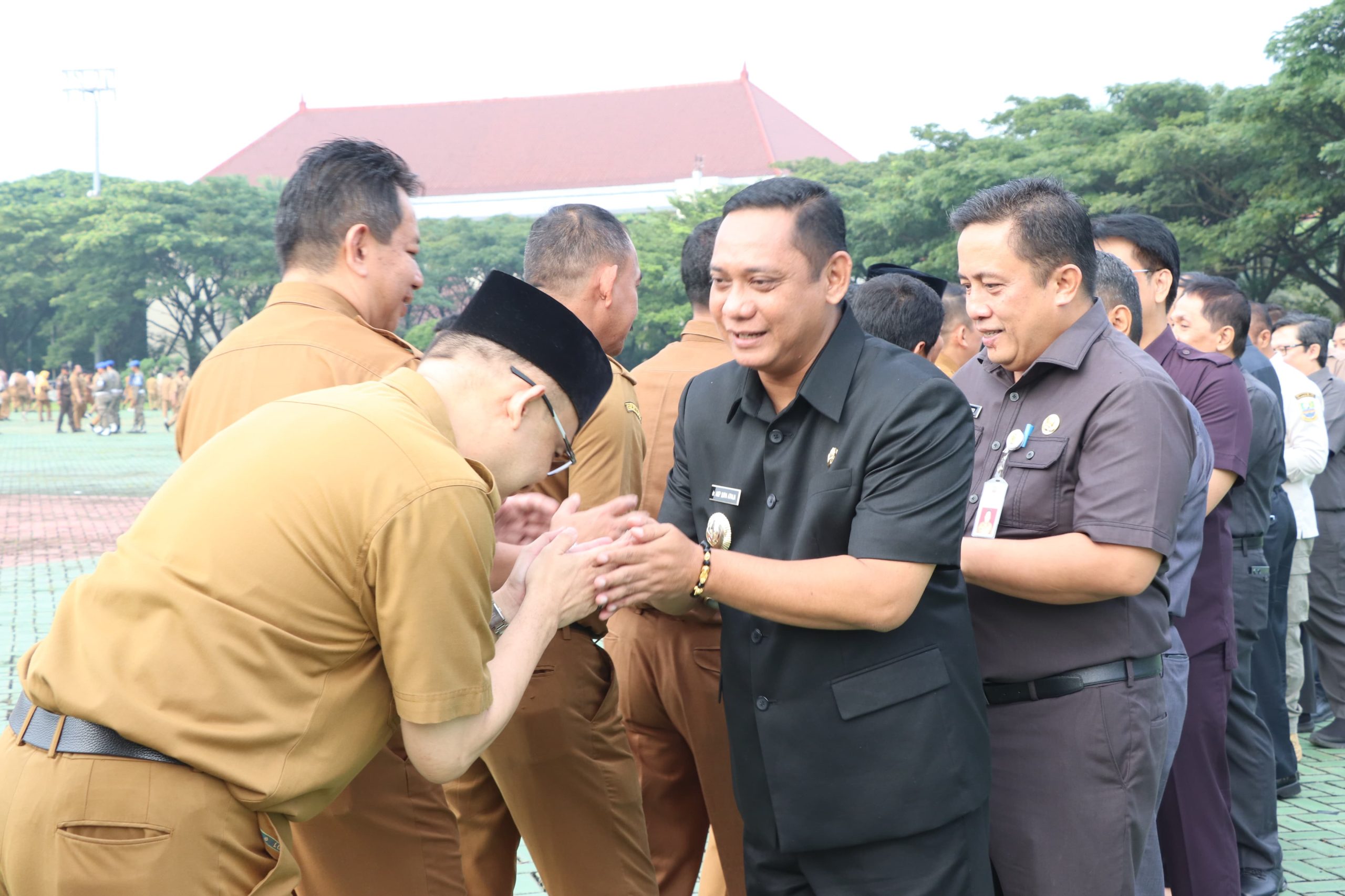 Wakil Bupati Bekasi Asep Surya Atmaja didampingi Sekda Dedy Supriyadi menghadiri apel pagi perdana sekaligus silaturahmi Idul Fitri 1446 Hijriah bersama para pejabat dan pegawai di lingkungan Pemkab Bekasi di Plaza Pemda Cikarang Pusat, Selasa (8/4/2025).