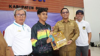 Wakil Bupati Bekasi, Asep Surya Atmaja melepas Atlet sepak bola muda asal Kabupaten Bekasi, Karsa Sureza, untuk mengikuti program pendidikan dan pelatihan intensif di akademi sepak bola Levante UD, Senin (14/4/2025). Foto:: Ist