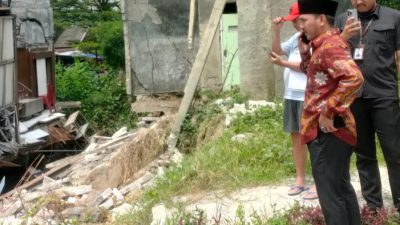 Bupati Bekasi, Ade Kuswara Kunang, melakukan peninjauan langsung ke lokasi longsor di Perumahan Astom Residence, Desa Ciantra, Kecamatan Cikarang Selatan, Minggu (20/4/2025).