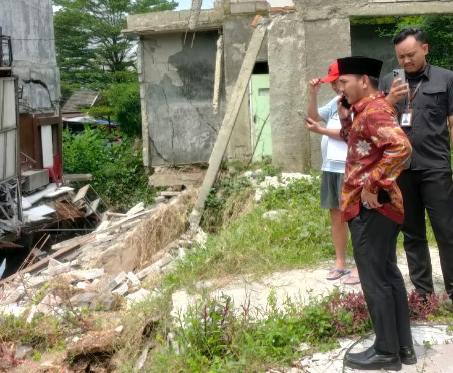 Bupati Bekasi, Ade Kuswara Kunang, melakukan peninjauan langsung ke lokasi longsor di Perumahan Astom Residence, Desa Ciantra, Kecamatan Cikarang Selatan, Minggu (20/4/2025).
