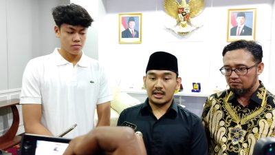 Pemerintah Kabupaten Bekasi memberikan apresiasi setinggi-tingginya kepada Dafa Al Gasemi, penjaga gawang Tim Nasional Indonesia U-17 asal Cikarang, atas keberhasilannya mengantarkan Indonesia lolos ke Piala Dunia U-17 tahun 2025. Penghargaan ini disampaikan langsung oleh Bupati Bekasi, Ade Koswara Kunang, dalam acara penyambutan resmi di Gedung DPRD Kabupaten Bekasi, Rabu (23/4/2025)