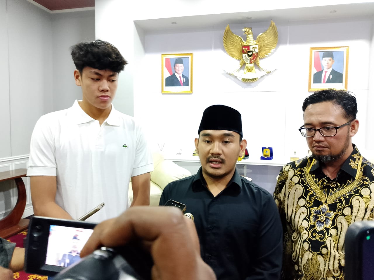 Pemerintah Kabupaten Bekasi memberikan apresiasi setinggi-tingginya kepada Dafa Al Gasemi, penjaga gawang Tim Nasional Indonesia U-17 asal Cikarang, atas keberhasilannya mengantarkan Indonesia lolos ke Piala Dunia U-17 tahun 2025. Penghargaan ini disampaikan langsung oleh Bupati Bekasi, Ade Koswara Kunang, dalam acara penyambutan resmi di Gedung DPRD Kabupaten Bekasi, Rabu (23/4/2025)