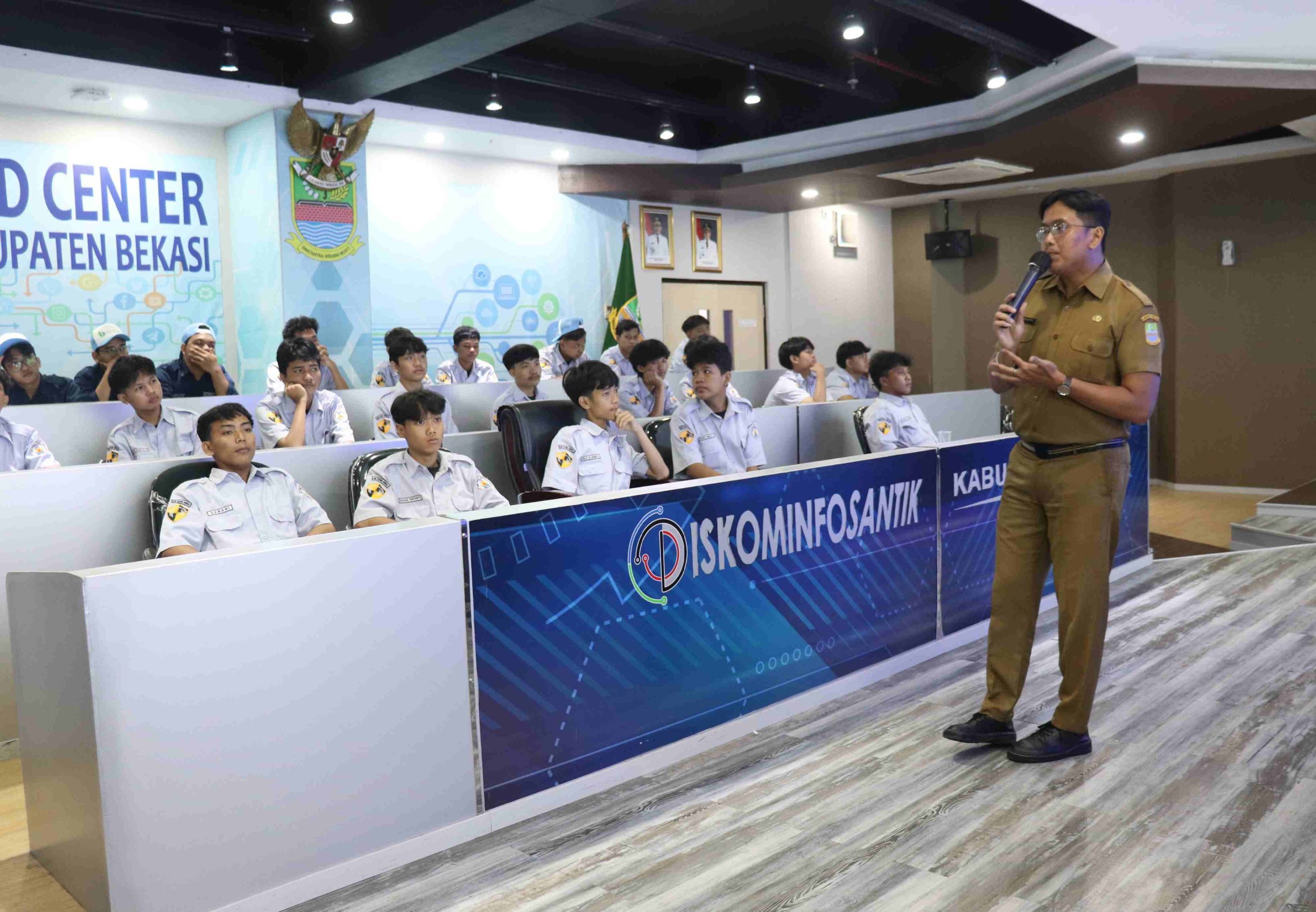 Dinas Kominfosantik Kabupaten Bekasi menerima kunjungan outing class dari SMK Kesuma Bangsa 1 Kota Depok, kegiatan ini berlangsung di Gedung Diskominfosantik, Kompleks Pemkab Bekasi pada Selasa (29/4/2025). Foto: Ist