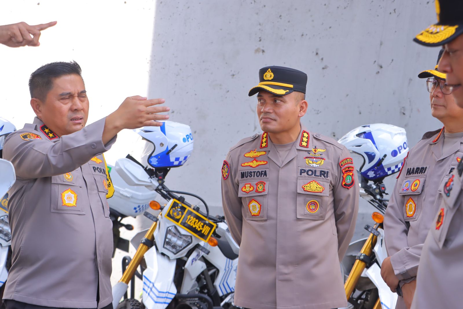 Kapolda Metro Jaya Irjen Pol. Karyoto bersama Wakapolda Metro Jaya Brigjen Pol. Djati Wiyoto Abadhy dan Kapolres Metro Bekasi Kombes Pol. Mustofa meninjau arus balik Lebaran 2025 di Pos Pengamanan (Pospam) Idulfitri KM 25B Tol Jakarta–Cikampek, Kecamatan Cibitung, Kabupaten Bekasi, Senin (7/4/2025).