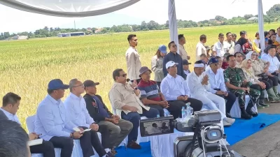 Gubernur Jawa Barat Dedi Mulyadi mendampingi Presiden terpilih Prabowo Subianto dalam kunjungan kerja ke Majalengka, Jawa Barat. (Istimewa)