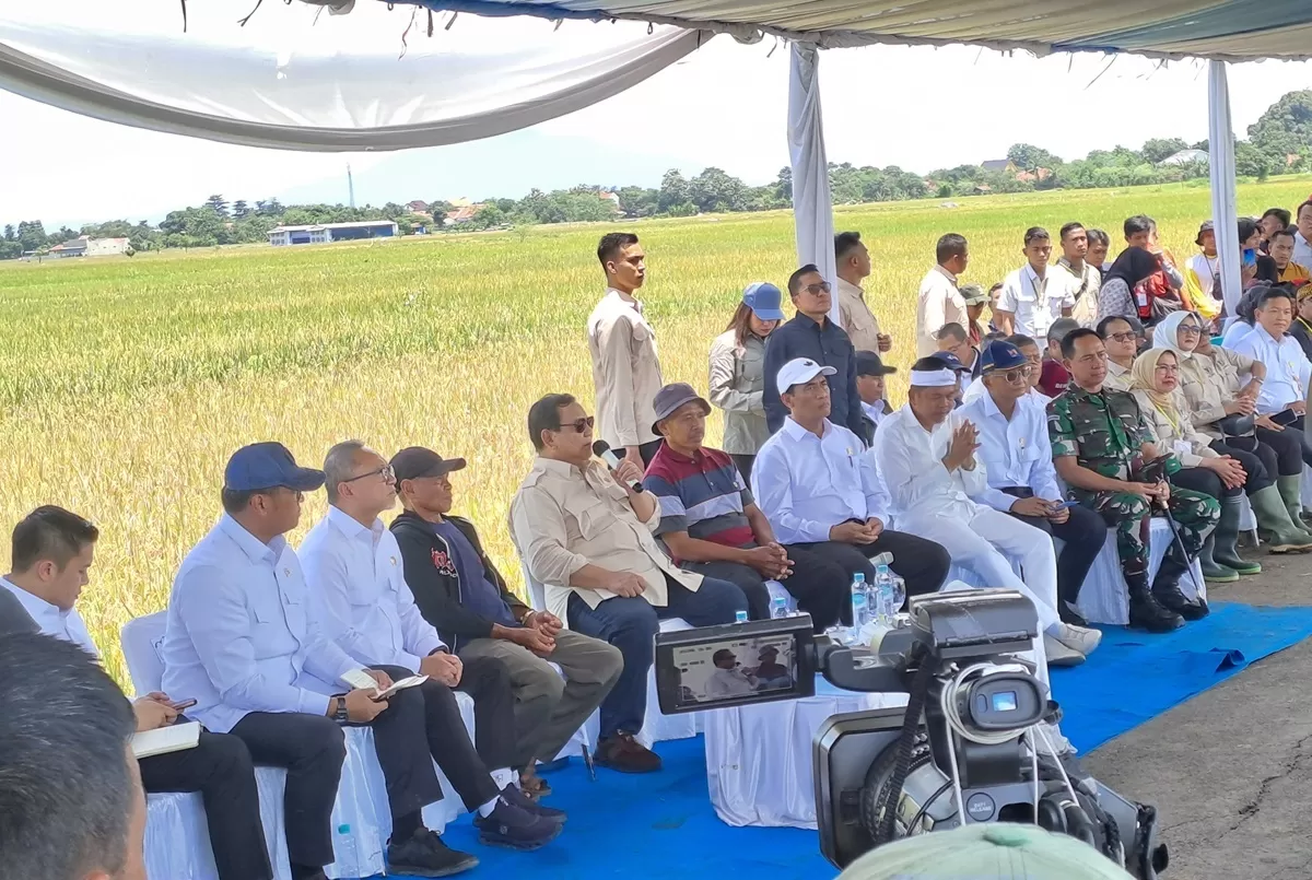 Gubernur Jawa Barat Dedi Mulyadi mendampingi Presiden terpilih Prabowo Subianto dalam kunjungan kerja ke Majalengka, Jawa Barat. (Istimewa)