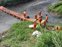 DLH Kabupaten Bekasi Pasang Kubus Apung di Kali Cijambe untuk Cegah Sampah Mengalir ke Laut