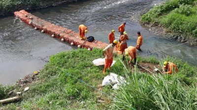 DLH Kabupaten Bekasi Pasang Kubus Apung di Kali Cijambe untuk Cegah Sampah Mengalir ke Laut