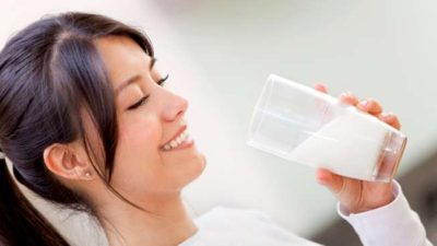 Ilustrasi minum susu