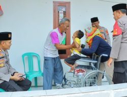Polres Metro Bekasi Berikan Bantuan Kursi Roda untuk Lansia dan Anak Penderita Celebral Palsy