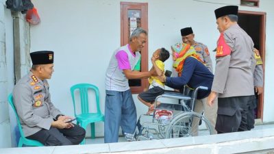Kapolres Metro Bekasi, Kombes Mustofa memberikan bantuan kursi roda untuk Lansia dan Anak Penderita Celebral Palsy