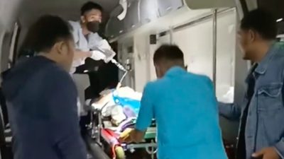 Satpam di RS Mitra Keluarga Bekasi dianiaya pihak keluarga pasien hingga mengalami kejang dan muntah darah. Istri S, BD, menceritakan kronologi kasus tersebut. (dok. pribadi/BD)