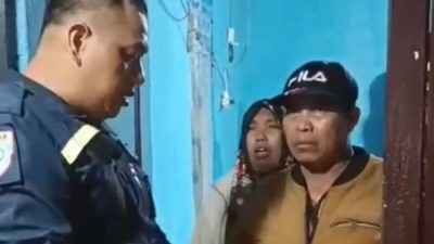 Polisi saat mendatangi lokasi kediaman korban warga Kampung Selang Cau, RT 04 RW 13, Kelurahan Wanasari, Kecamatan Cibitung, Kabupaten Bekasi.