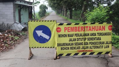 Jalan Karangpatri di Kecamatan Pebayuran, Kabupaten Bekasi mulai dilakukan tahap perbaikan akibat mengalami kerusakan parah. Foto: Ist