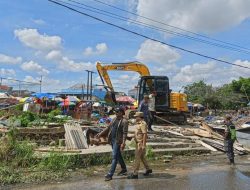 Jadi Atensi Gubernur Jabar, Bangli di Bantaran Kali Setia Asih Dibongkar