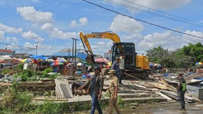 Kabupaten Bekasi - Sebanyak 17 bangunan liar yang berdiri di sepanjang bantaran kali di wilayah Kelurahan Setia Asih, Kabupaten Bekasi, ditertibkan sebagai bagian dari upaya pencegahan banjir dan penataan wilayah.