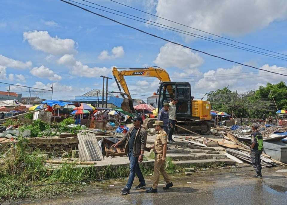 Kabupaten Bekasi - Sebanyak 17 bangunan liar yang berdiri di sepanjang bantaran kali di wilayah Kelurahan Setia Asih, Kabupaten Bekasi, ditertibkan sebagai bagian dari upaya pencegahan banjir dan penataan wilayah.
