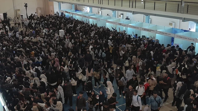 Kabupaten Bekasi - Antusias warga melamar pekerjaan dalam agenda Job Fair Expo "Bekasi Pasti Kerja" yang digelar di President University Convention Center, Kawasan Jababeka, Cikarang Utara, Kabupaten Bekasi, Selasa (27/5/2025).