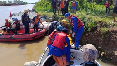 Kabupaten Bekasi - Tim SAR mengevakuasi satu jasad karyawan pelayaran yang tenggelam di Kali CBL. Foto: Is