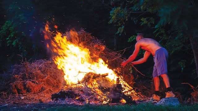 Ilustrasi Bakar Sampah Semabarang
