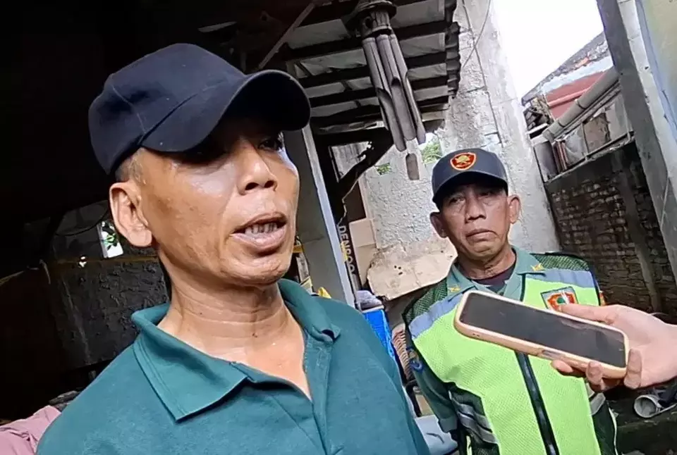 Kota Bekasi - Gunam, ketua RT di Pondok Melati, Kota Bekasi, Jawa Barat, memberi penjelasan terkait ustaz cabul.