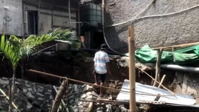 Kabupaten Bekasi - Rumah warga di Kampung Tembong, Kecamatan Cikarang Pusat, Kabupaten Bekasi, mengalami kerusakan akibat pergerakan tanah atau longsor, menyusul intensitas hujan tinggi yang terjadi beberapa hari terakhir.