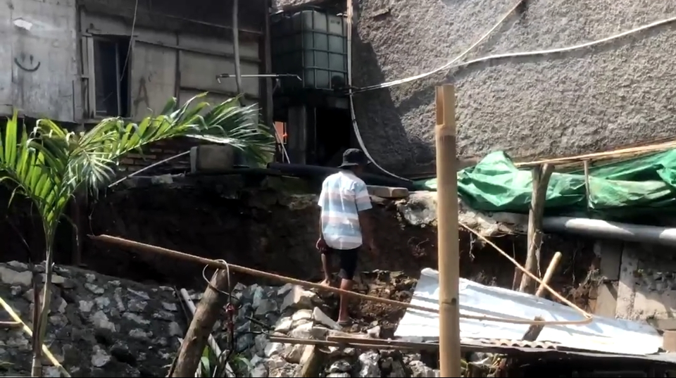 Kabupaten Bekasi - Rumah warga di Kampung Tembong, Kecamatan Cikarang Pusat, Kabupaten Bekasi, mengalami kerusakan akibat pergerakan tanah atau longsor, menyusul intensitas hujan tinggi yang terjadi beberapa hari terakhir.