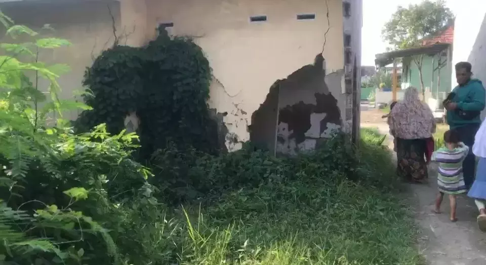 Kabupaten Bekasi - Maling spesialis bobol tembok rumah kosong beraksi di kawasan Perumahan Villa Kencana Cikarang, Bekasi. (Beritasatu.com/Eka Jaya Saputra)