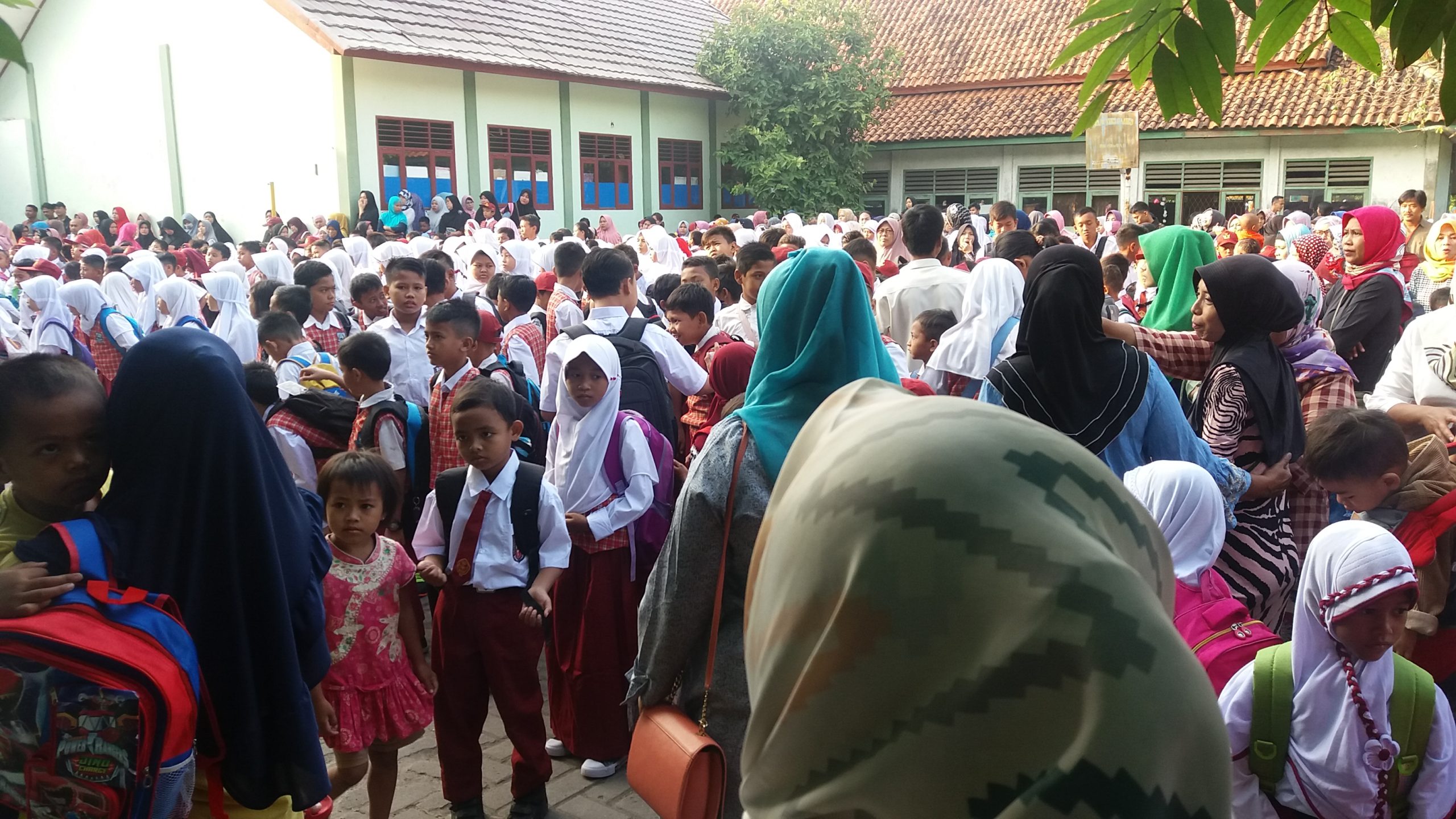 Suasana siswa - siswi di SDN Kayuringin XII. Foto: Gobekasi.id
