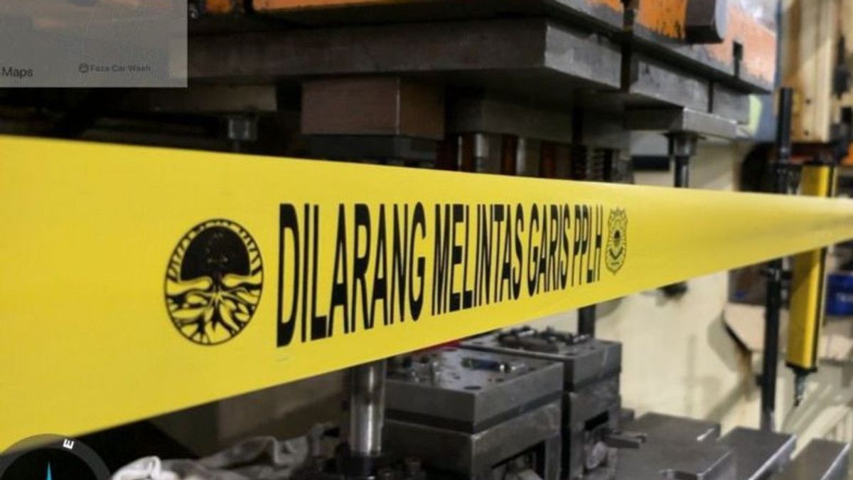 Kabupaten Bekasi - Bidang Penegakan Hukum Lingkungan Hidup pada Kementerian LH Republik Indonesia memasang garis PPLH saat menyegel PT HDN Kabupaten Bekasi, Jawa Barat. Foto: KLH