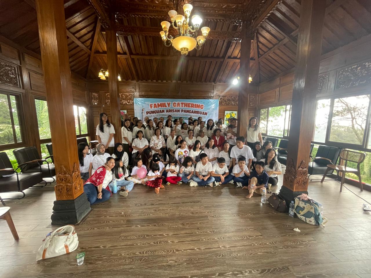 Lembang - Puluhan peserta arisan Pangaribuan Lunggu Ujung Tanduk Jabodetabek melaksanakan Family Ghatering di Lembang Jawa Barat.