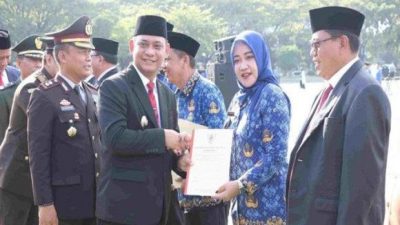 Kabupaten Bekasi - Wakil Bupati Bekasi Asep Surya Atmaja menyerahkan 130 keporasi.