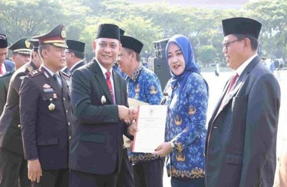 Kabupaten Bekasi - Wakil Bupati Bekasi Asep Surya Atmaja menyerahkan 130 keporasi.