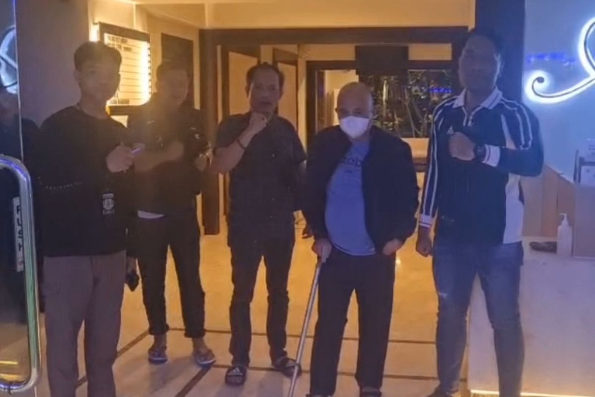 Kabupaten Bekasi - Pria berinisial HW (48) ditangkap Unit Resmob Polres Metro Bekasi lantaran melakukan aktifitas penipuan bermodus penyediaan tenaga kerja dan pengajuan permohonan realisasi biaya upah. Foto: Ist