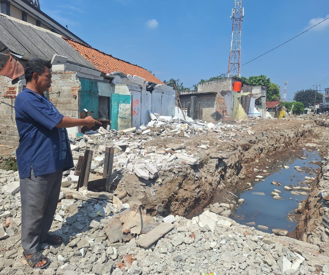 Siran (53), warga Desa Sumber Jaya, Kecamatan Tambun Selatan, memberikan klarifikasi atas kabar viral yang menyebut irigasi di wilayahnya berasal dari zaman purba atau era Belanda.