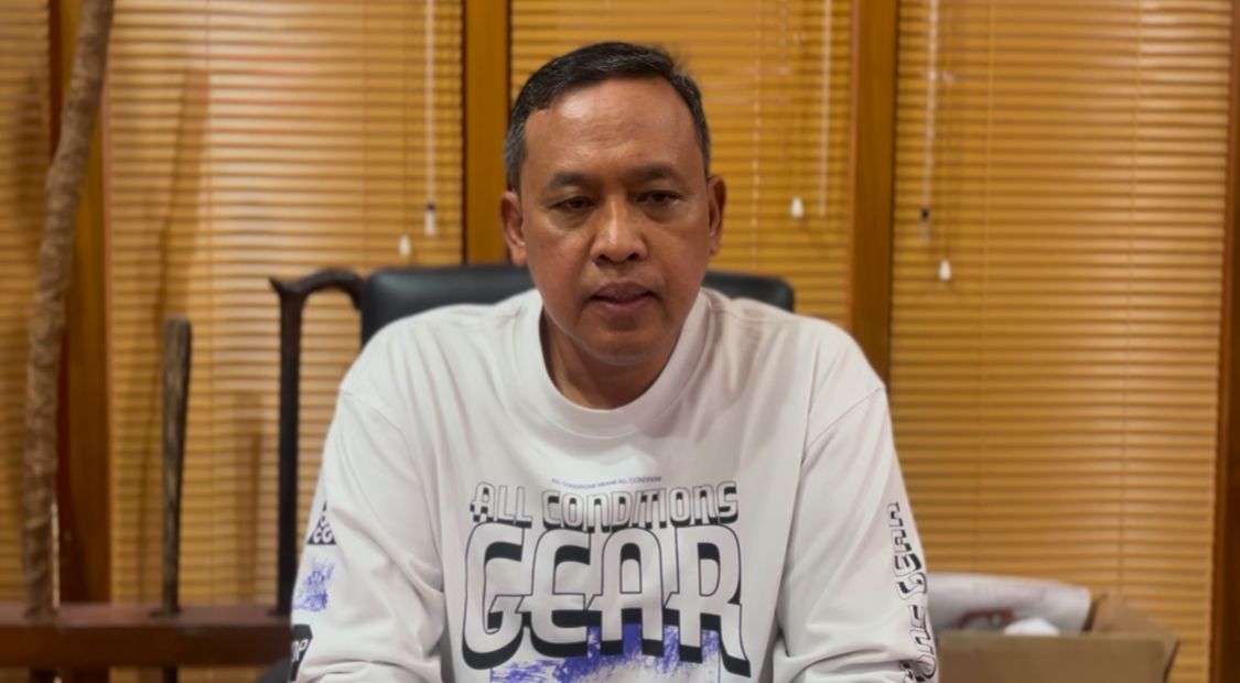 Kota Bekasi - Wali Kota Bekasi Tri Adhianto dalam sesi wawancara di kediamannya, Selasa (20/5/2025). Foto: Gobekasi.id