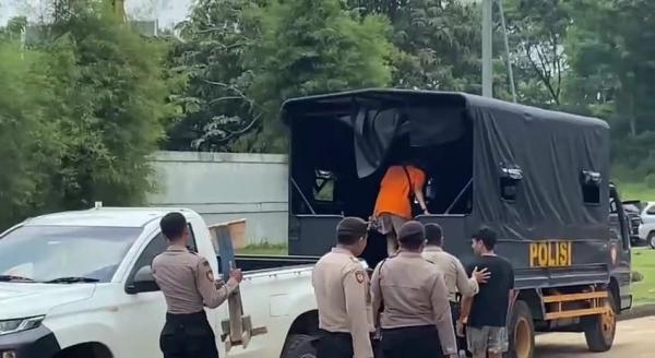Kota Bekasi - Polisi menangkap enam pelaku preman yang meresahkan di Kawasan Industri Cikarang.