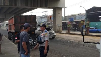 Peringatan penertiban parkir liar di bawah Flyover Cipendawa oleh Dinas Perhubungan Kota Bekasi. Foto: Ist