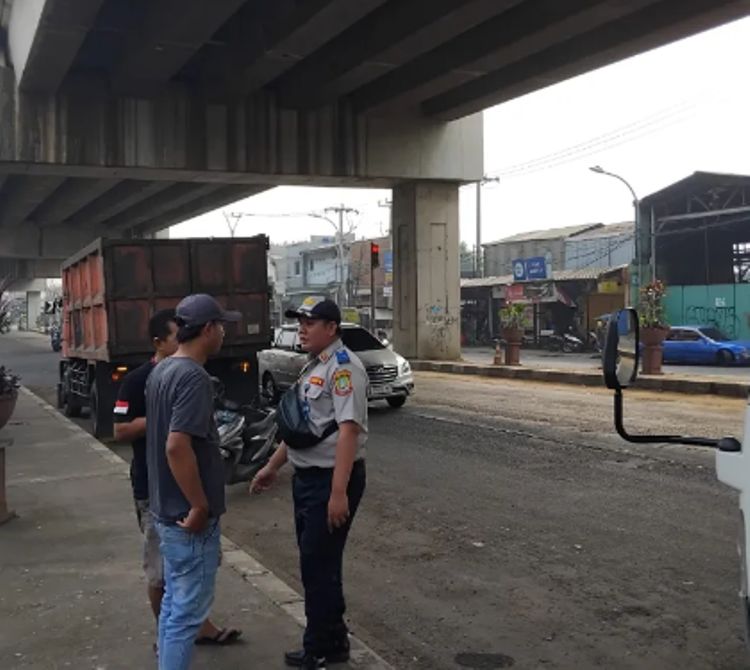 Peringatan penertiban parkir liar di bawah Flyover Cipendawa oleh Dinas Perhubungan Kota Bekasi. Foto: Ist