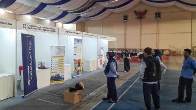 Sejumlah pekerja melakukan persiapan pada stan-stan yang disediakan dalam acara Bekasi Pasti Kerja di President University Convention Centre Jababeka Cikarang Utara, Senin (26/5/2025). FOTO: ARIESANT/RADAR BEKASI