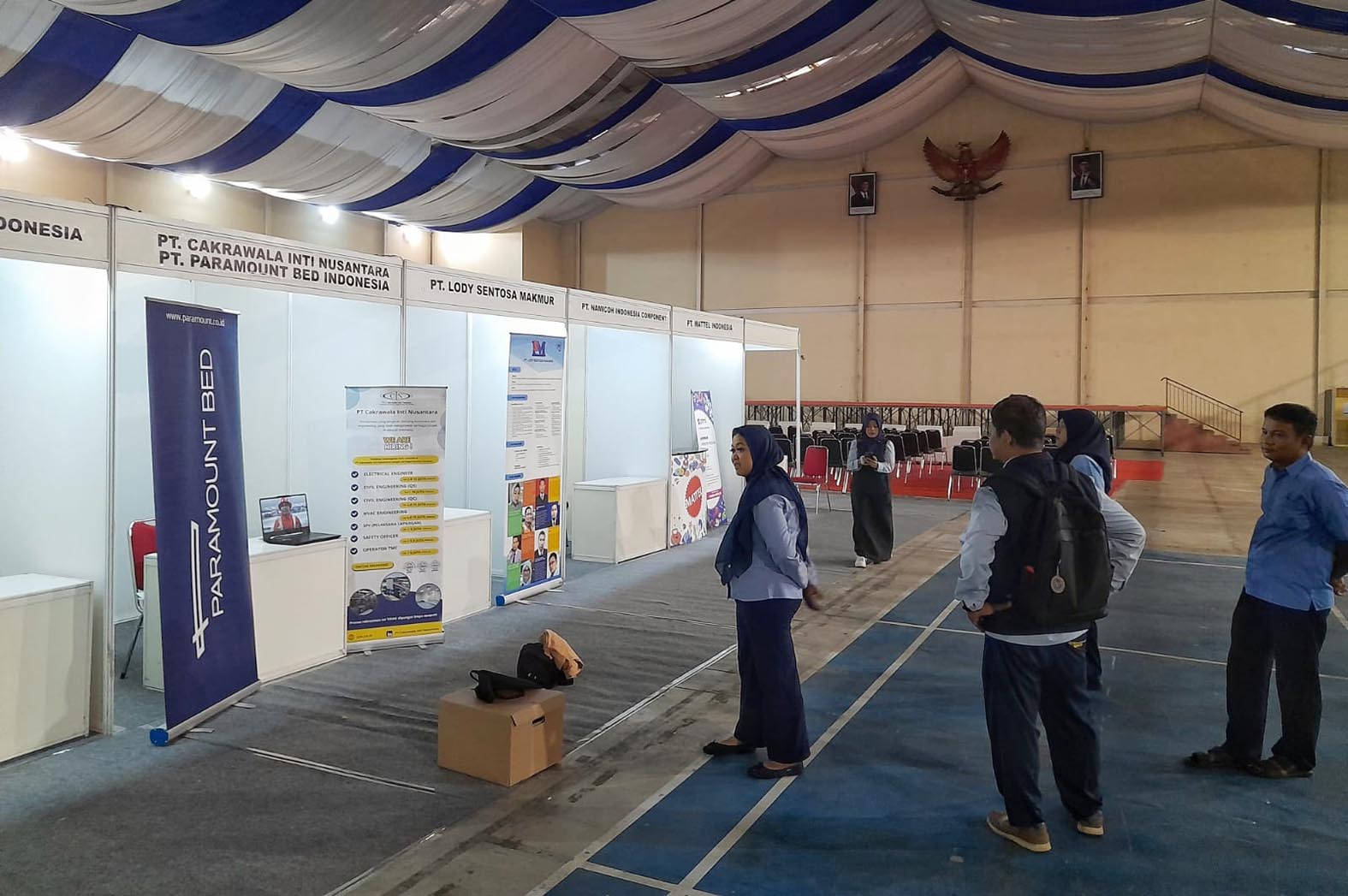 Sejumlah pekerja melakukan persiapan pada stan-stan yang disediakan dalam acara Bekasi Pasti Kerja di President University Convention Centre Jababeka Cikarang Utara, Senin (26/5/2025). FOTO: ARIESANT/RADAR BEKASI