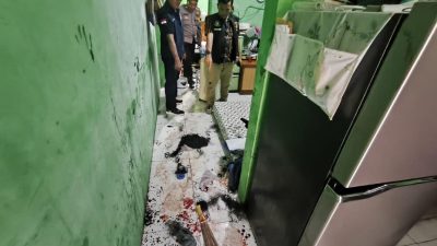Polisi melakukan olah TKP pembacokan seorang karyawati oleh mantan kekasihnya, Agus, di rumah kontrakan yang berlokasi di Kampung Rawajulang RT 05 RW 02 Desa Mekarwangi, Kecamatan Cikarang Barat. Foto: Ist