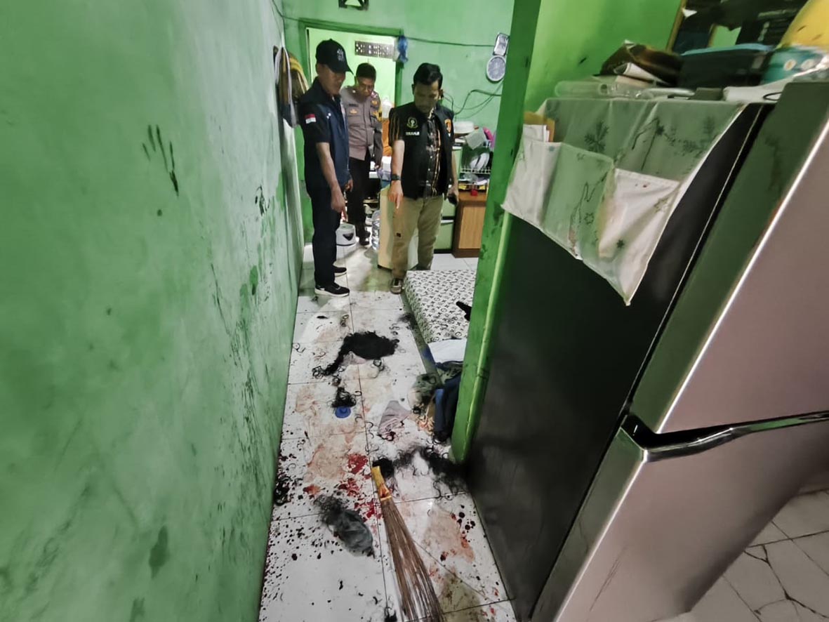 Polisi melakukan olah TKP pembacokan seorang karyawati oleh mantan kekasihnya, Agus, di rumah kontrakan yang berlokasi di Kampung Rawajulang RT 05 RW 02 Desa Mekarwangi, Kecamatan Cikarang Barat. Foto: Ist