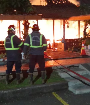 Kebakaran melanda restoran Bali Ndeso yang berlokasi di kawasan Grand Wisata, Kecamatan Tambun Selatan, Kabupaten Bekasi, pada Kamis malam (8/5/2025).