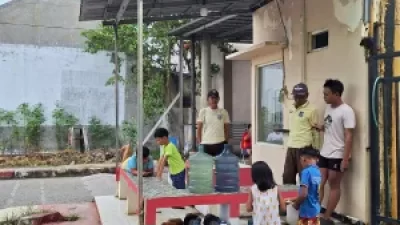 Kabupaten Bekasi - Kebocoran jaringan pipa milik Perumda Tirta Bhagasasi menyebabkan ribuan warga di Kabupaten Bekasi mengalami kesulitan mendapatkan air bersih. Salah satu kawasan terdampak adalah Cluster Malioboro, Perumahan Panjibuwono, Kecamatan Babelan.