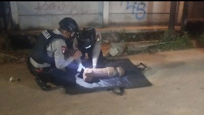 Kabupaten Bekasi - Tim Gegana saat melakukan proses pengecekan benda diduga mortir di Tambun, Kabupaten Bekasi.