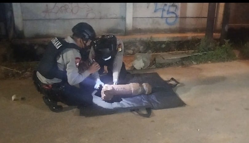 Kabupaten Bekasi - Tim Gegana saat melakukan proses pengecekan benda diduga mortir di Tambun, Kabupaten Bekasi.